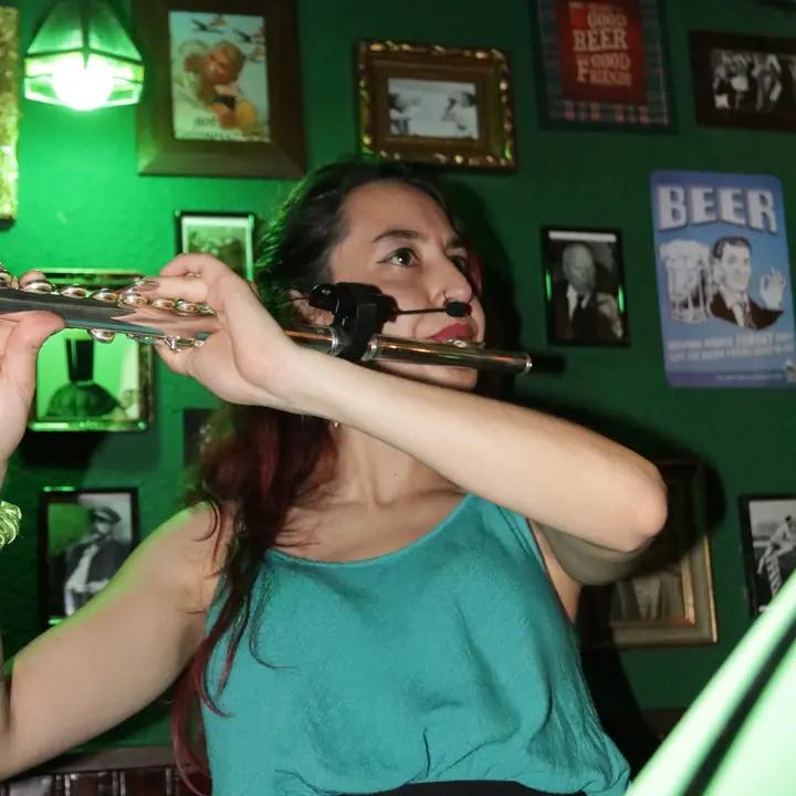 Una chica tocando la flauta irlandesa en San Patricio.