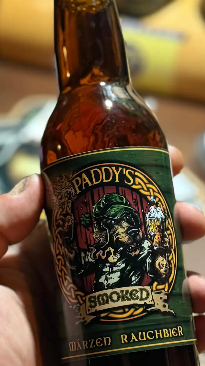 Botella de Paddy’s Smoked con su etiqueta verde.