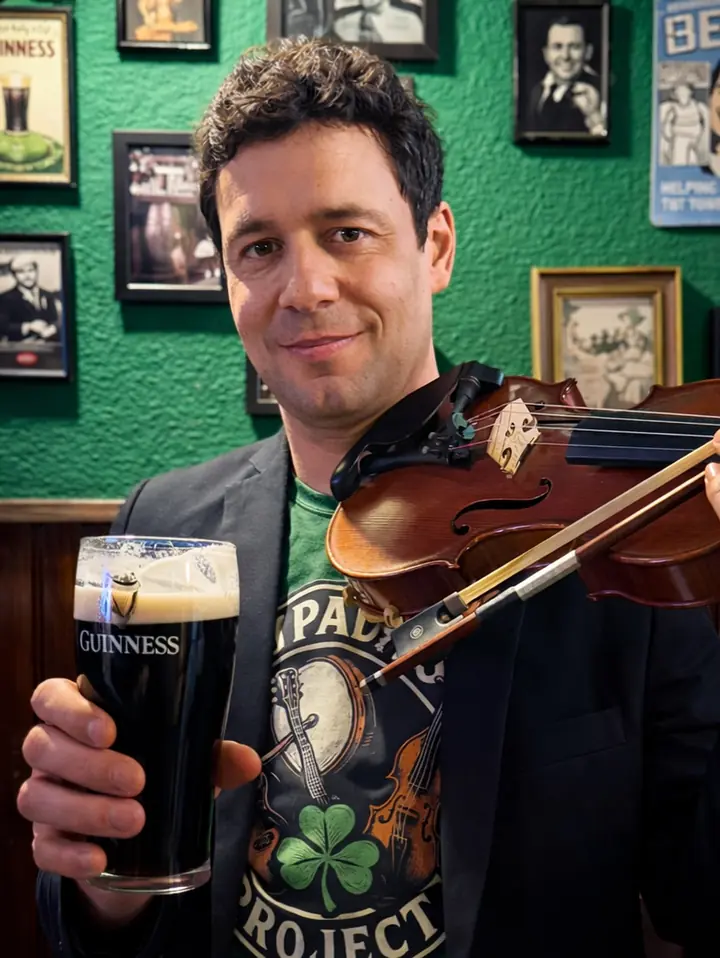 El violinista de The Paddy’s Project con una Guinness en la mano.
